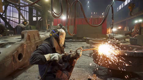 soldadura industrial en una instalación de fabricación