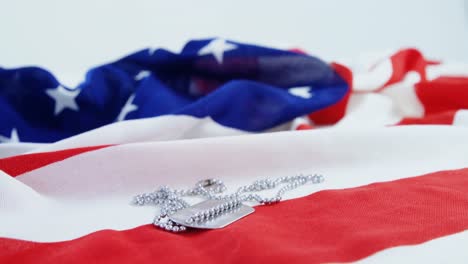 cadena de etiqueta de perro en una bandera estadounidense