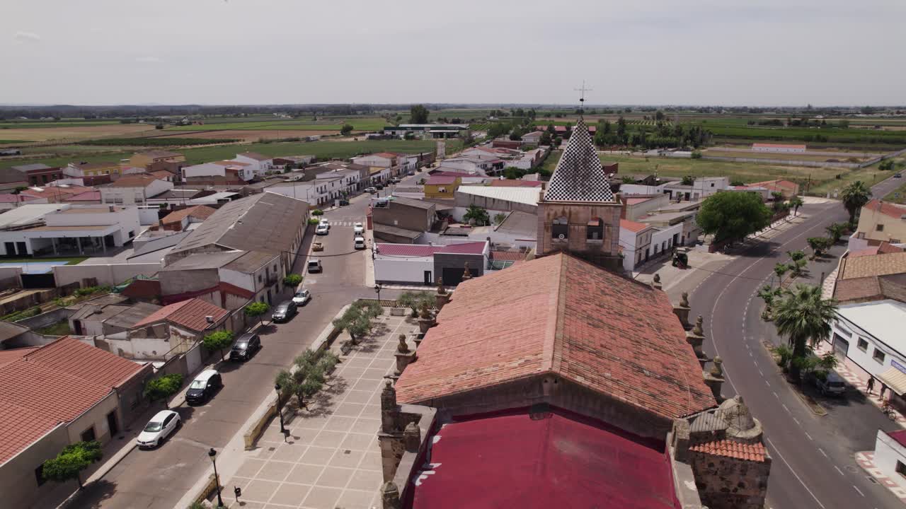Chiesa Parrocchia di Santiago Apóstol nel villaggio spagnolo Torremayor, ripresa aerea