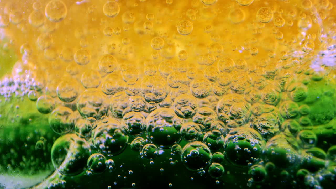 유리 뒤에 잉크가 있는 기름과 물에 있는 거품