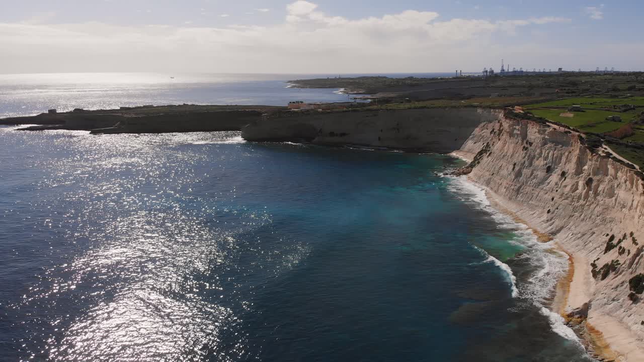 video aéreo de drones de malta, área de marsaskala desde el camino de munxar en invierno