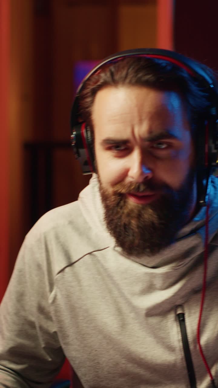 Video verticale: Un allegro gamer non si lascia influenzare dalla sconfitta in una partita con i suoi compagni di squadra durante un torneo di eSport