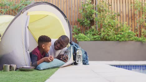 Vídeo-De-Un-Feliz-Padre-E-Hijo-Afroamericanos-Jugando-En-Una-Tienda-De-Campaña-En-El-Jardín