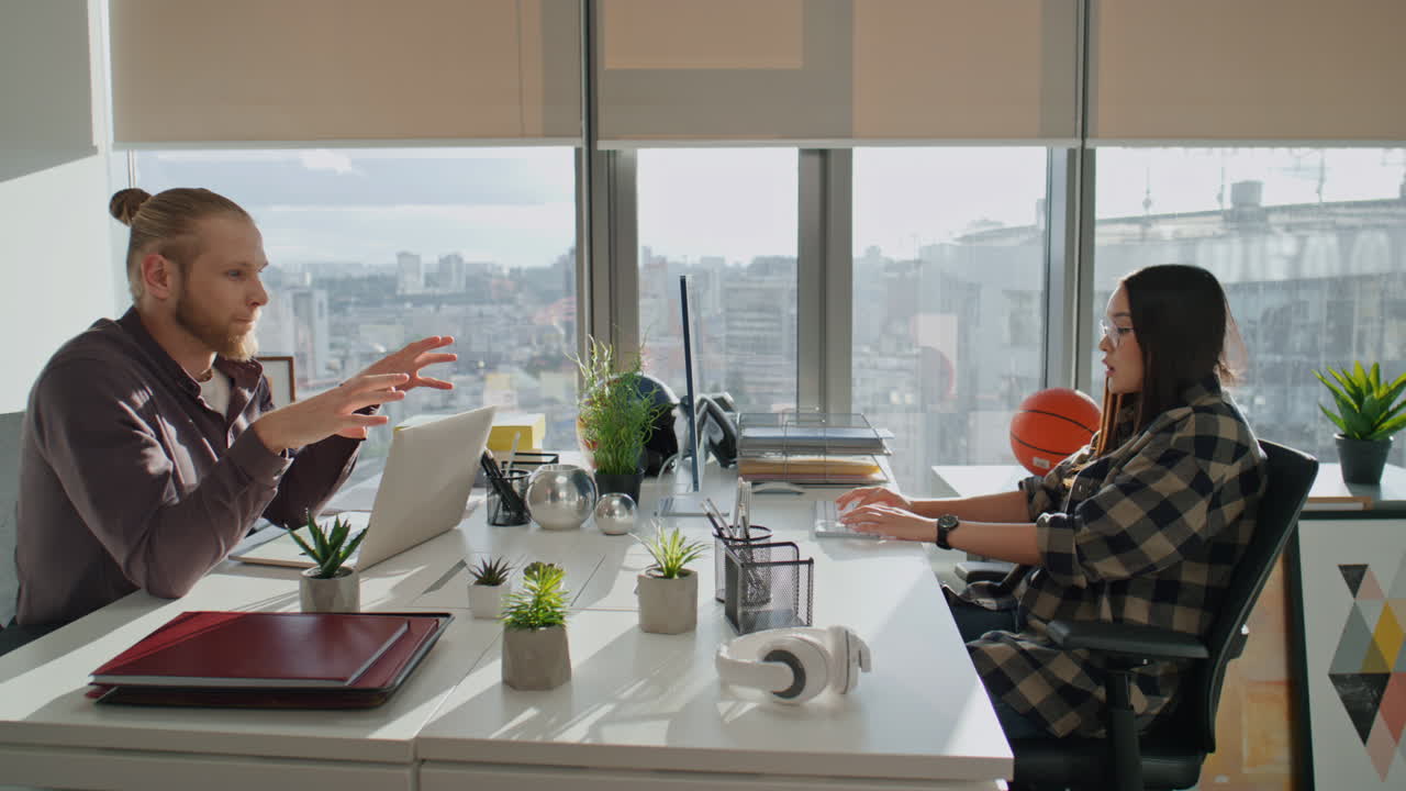 영감을 받은 동료들이 창의적인 작업장 가까이에서 대화를 나누고 있습니다.