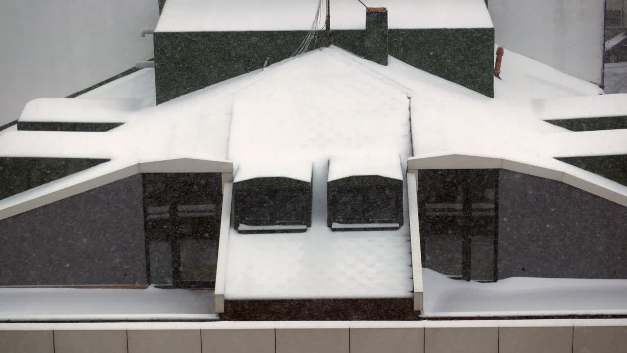 techo de edificio cubierto de nieve