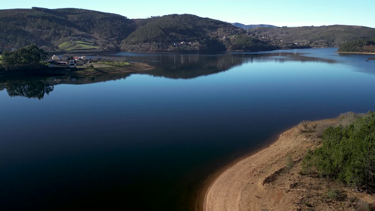 drone volando hacia atrás sobre el paisaje de la laguna del parque nacional de peneda-gerês, portugal