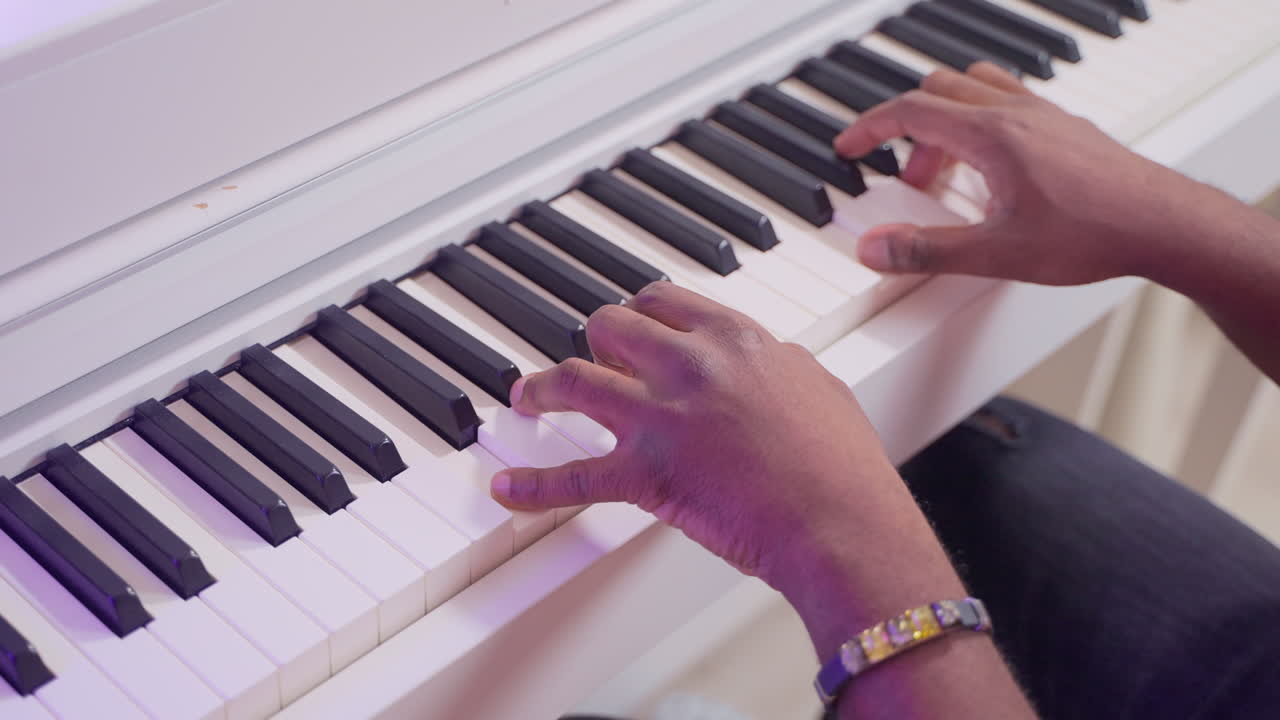 persona tocando el piano