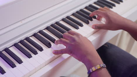 persona que toca el piano