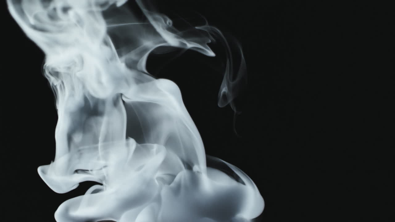 어두운 배경에서 추상적인 연기가