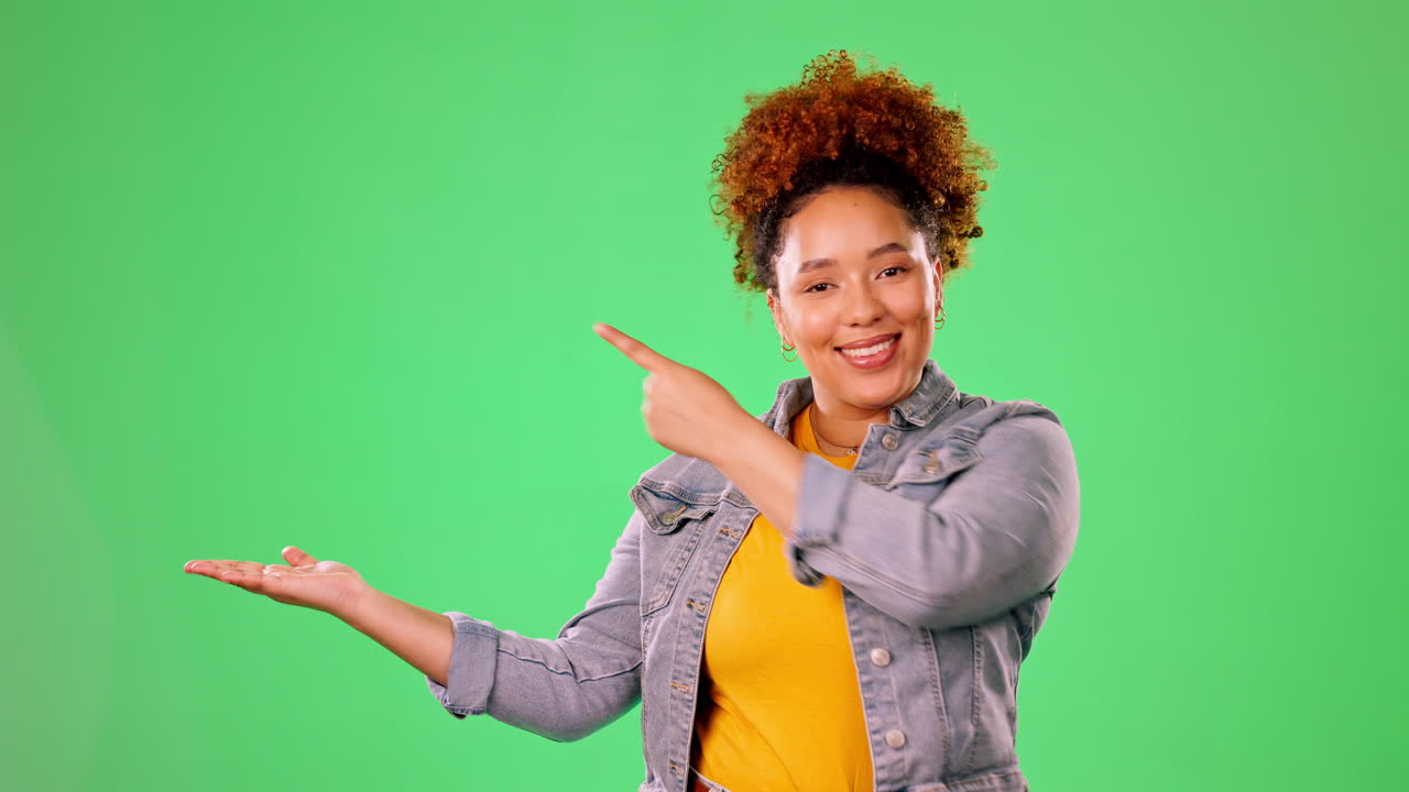 mockup, apontando e sorrindo com mulher negra