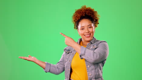 maqueta, señalando y sonriendo con la mujer negra