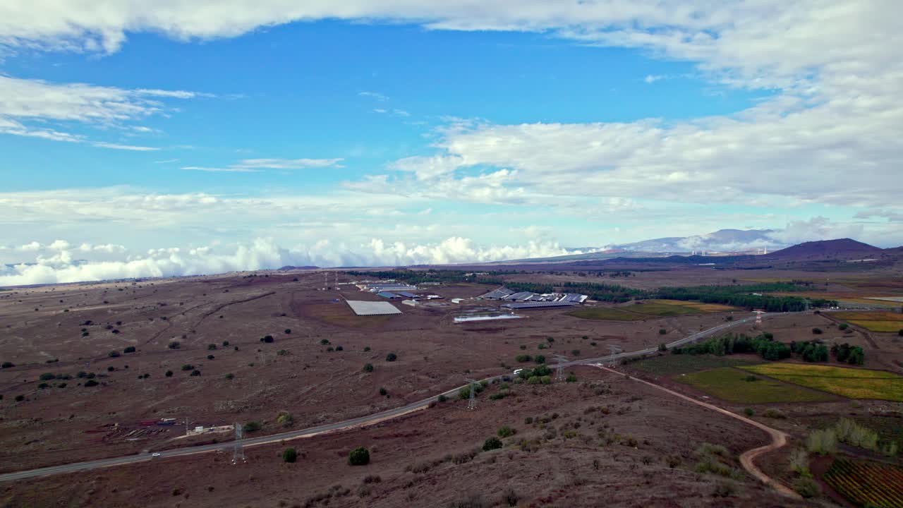 toma de drones de una granja con paneles solares en el golán