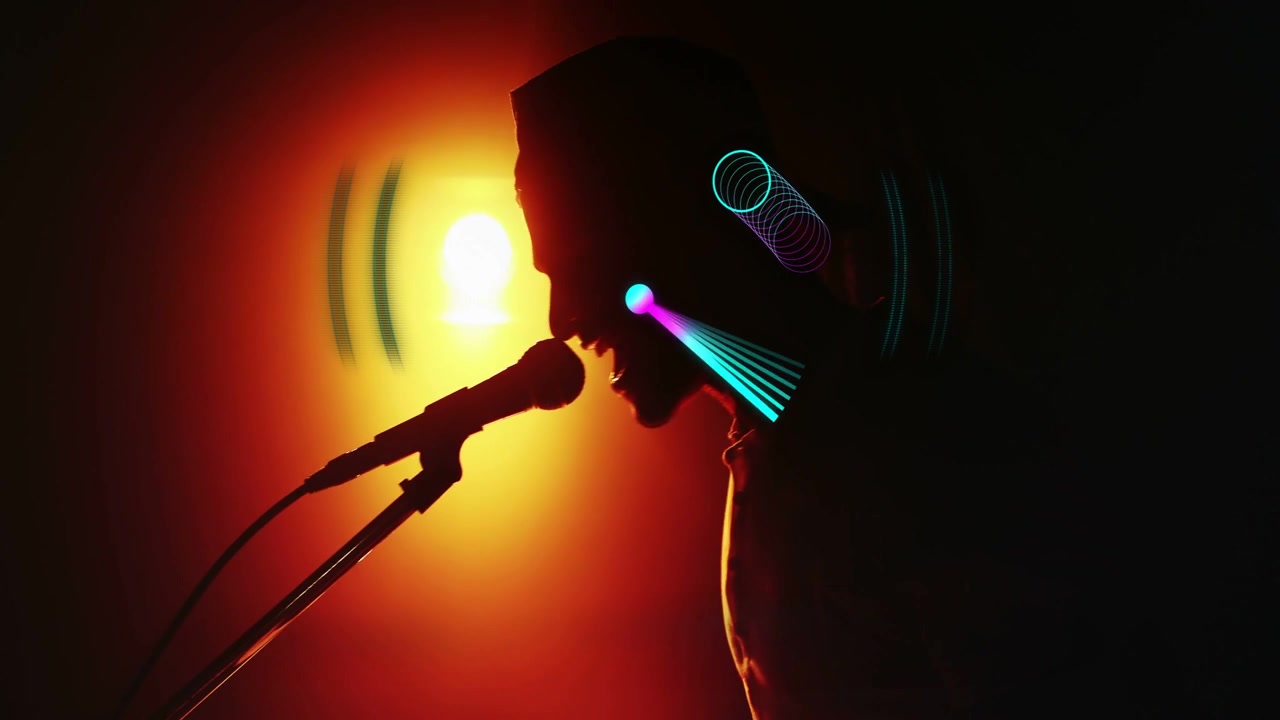Artista uomo che preme i tasti e canta nel microfono, con anelli al neon che pulsano e reagiscono per la performance.