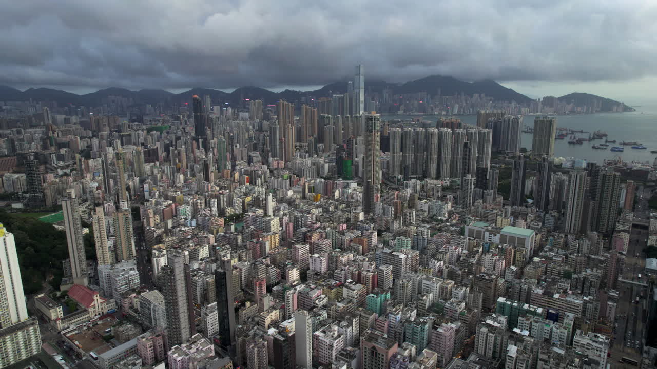 densa jungla de viviendas urbanas del distrito de sham shui po en hong kong