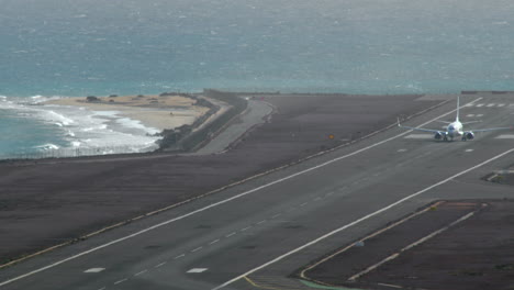 el avión despegó.