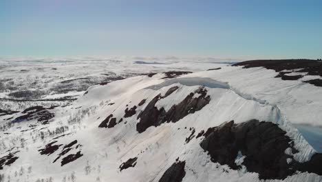 Paisaje-Montañoso-Invernal-Con-Ventisquero-Congelado-Que-Sobresale-Del-Acantilado