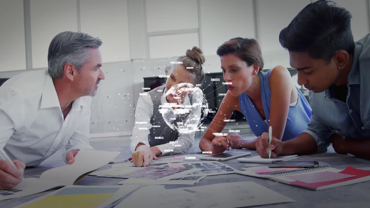 디지털 글로브 4k와 함께 비즈니스 사람들 사이의 회의실에서 브레인 스토밍의 구성