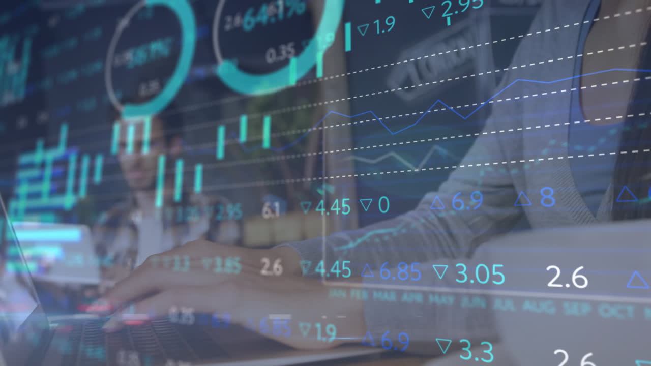 animazione di statistiche, elaborazione dei dati del mercato azionario su una donna caucasica che usa un portatile in un caffè