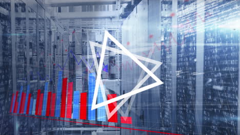 animación de procesamiento de datos estadísticos y forma triangular abstracta girando contra la sala del servidor