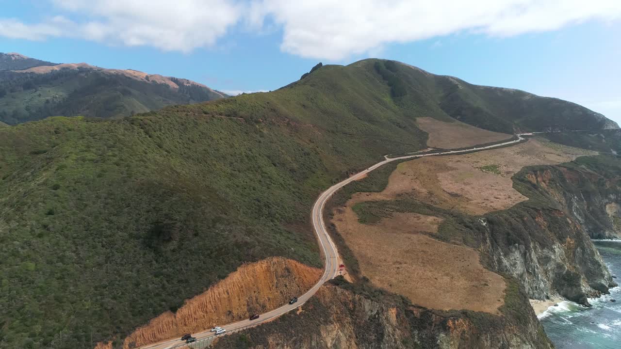 캘리포니아 빅서 몬테레이(big sur monterrey) 아래 물과 해안이 있는 빅스비 다리 고속도로의 공중 드론 스톡 비디오