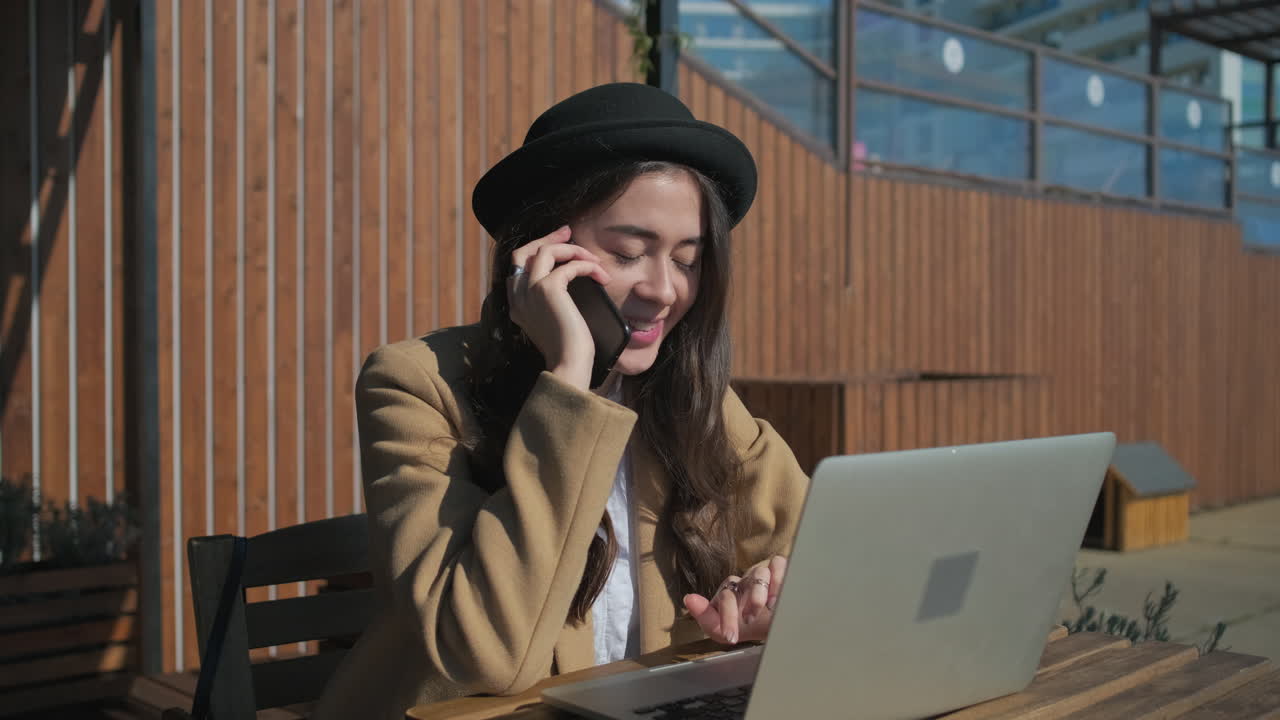 카페 에서 야외 에서 일 하는 여자