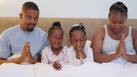 cama, familia negra o padres orando con los niños