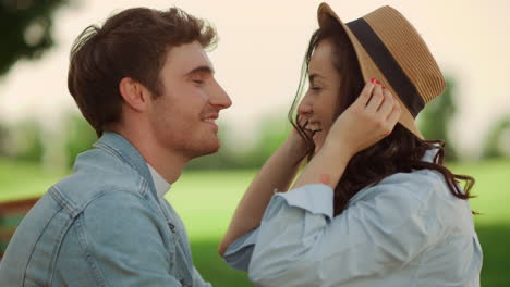 un chico guapo haciendo reír a una chica al aire libre. una pareja amorosa riendo en un picnic.