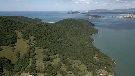 Drone-Encima-De-La-Colina-Del-Pico-Trekking-Sobre-La-Isla-De-Santa-Catarina-Brasil-Florianópolis