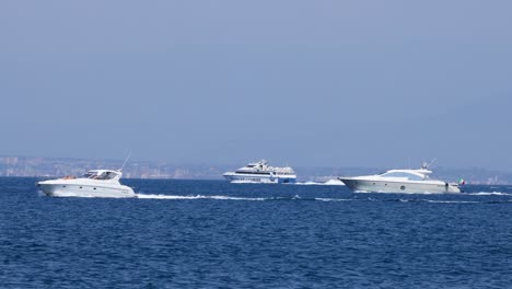 dos barcos moviéndose a través del mar