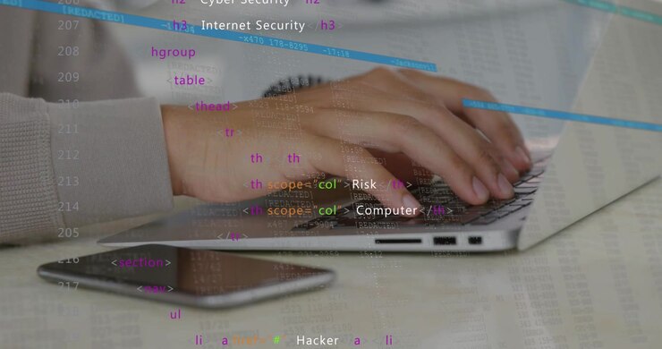 Man typt op laptop en genereert beveiligingsoverlays met HTML-tags, analyseert risico's, telefoon in de buurt