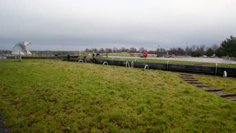 2.-Totale-Der-Schleuse-Des-Forth-and-Clyde-Kanals-Mit-Kelpies-Im-Hintergrund