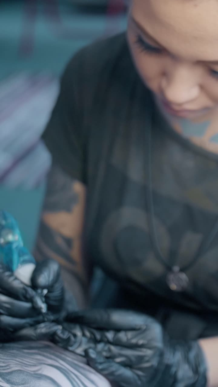 artista del tatuaje en el trabajo