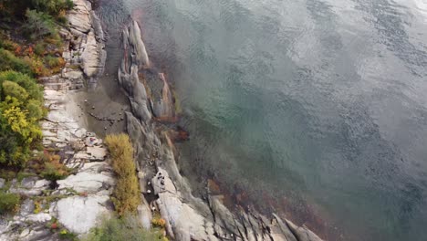 Luftaufnahme-Von-Katten-Beach,-Der-Die-Yachten-In-Oslo,-Norwegen,-Erreicht,-Das-Wasser-Ist-Smaragdgrün