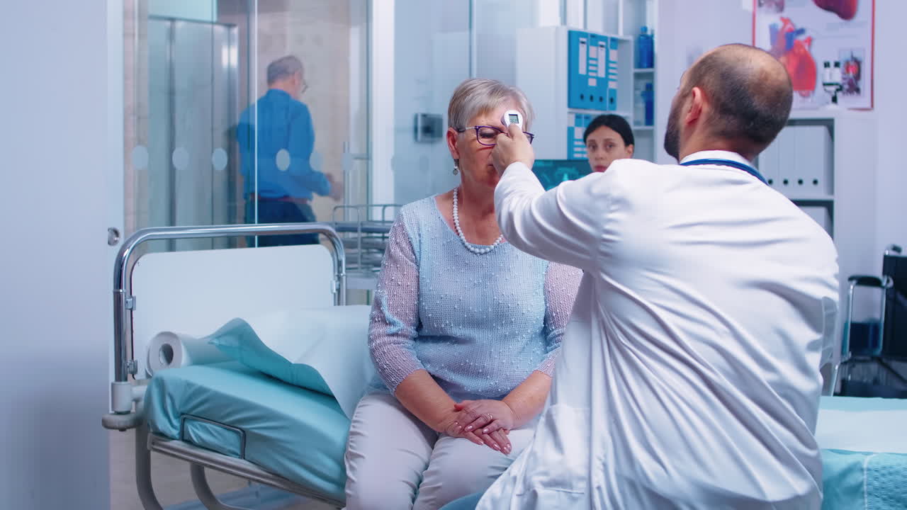 midiendo la temperatura de una anciana.