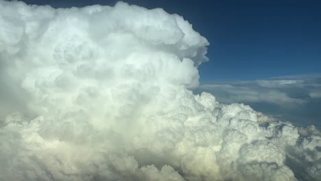 Atemberaubende-Luftaufnahme-Einer-Riesigen-Kumulonimbus-Sturmwolke,-Wie-Sie-Die-Piloten-Aus-Einem-Jet-Cockpit-Gesehen-Haben