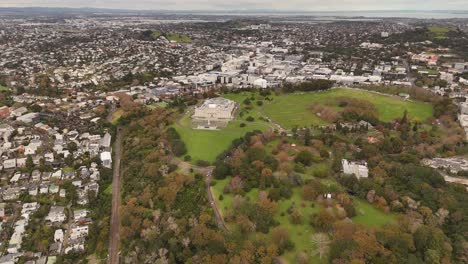 stunning 4k 60fps drone flight over the iconic auckland war memorial museum. the shop captures the beautiful cityscape and auckland domain park, a perfect establishing shot for travel or history