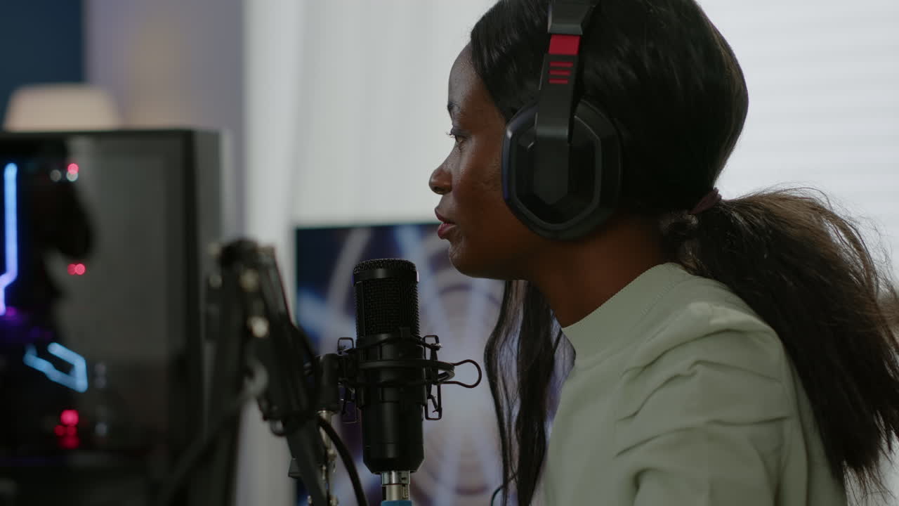 streamer de deportes afroamericano hablando en el micrófono