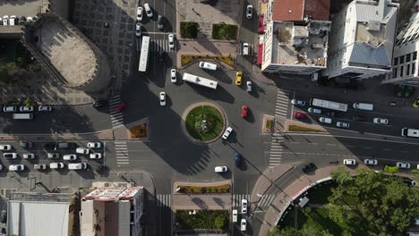 cruce de carreteras centro de la ciudad vista de avión no tripulado