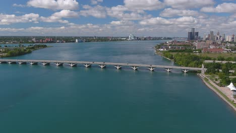 Luftaufnahme-Der-Stadtlandschaft-Von-Detroit-Am-Abend