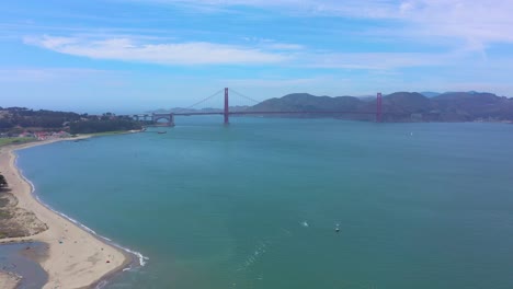 puente golden gate volando hacia atrás