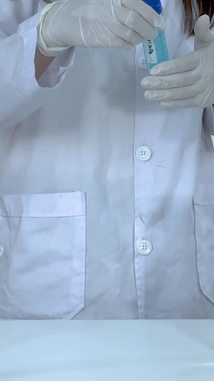 Dimostrazione di reazione chimica in laboratorio