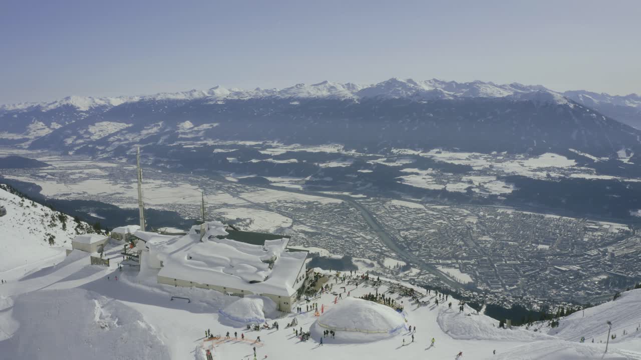 el dron de la estación de esquí de nordkette revela el paisaje urbano aéreo de innsbruck, vista de pájaro, sobrevuelo de drones en los alpes austriacos