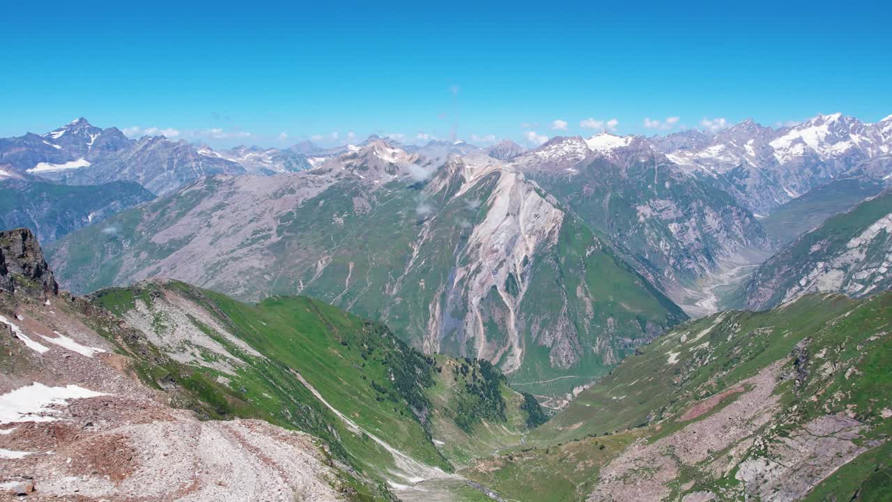 acantilados de montaña panorámico corto y lago en el fondo - acantilados cordillera de montaña - rocas ígneas y metamórficas en la región del himalaya