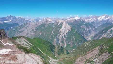 Bergklippen-Mit-Panoramablick-Und-See-Im-Hintergrund-–-Klippen,-Gebirgskamm-–-Magmatisches-Und-Metamorphes-Gestein-In-Der-Himalaya-Region