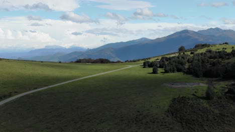 Hermosa-Meseta-Verde-Prat-D&#39;albis,-Pirineos-En-Francia