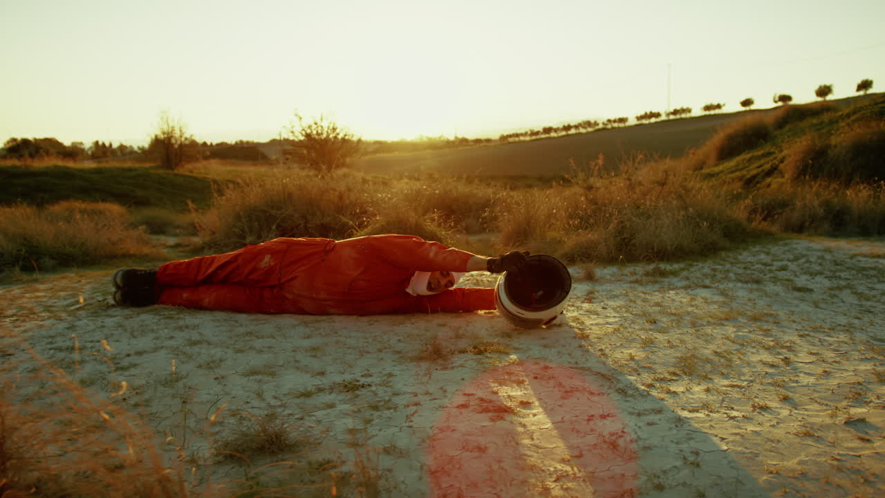 우주비행사는 적대적인 행성에서 독성 대기에서 질식하고 헬을 착용합니다.