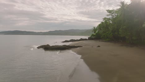 Drohnenaufnahmen-Vom-Strand-In-Costa-Rica