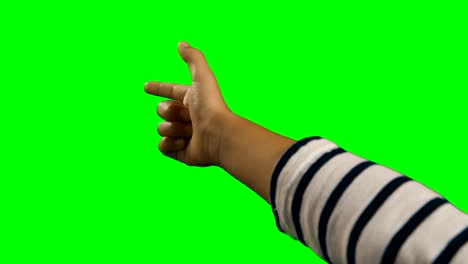 primer plano de la mano del niño señalando