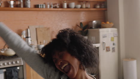 mujer feliz cantando en casa divirtiéndose celebrando un estilo de vida exitoso bailando disfrutando de la música karaoke entretenimiento el fin de semana