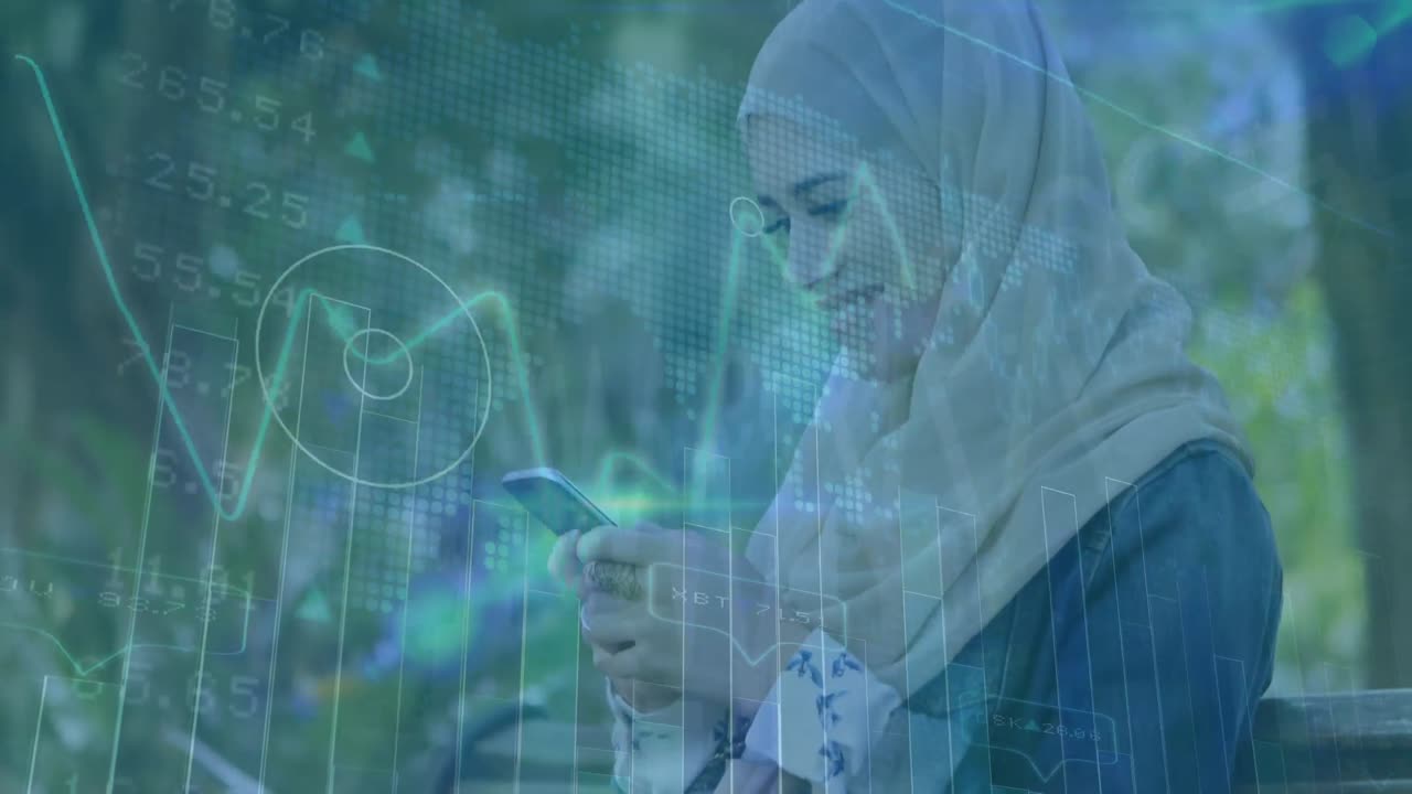 animación del procesamiento de datos del mercado de valores sobre una mujer con hijab usando un teléfono inteligente en el parque